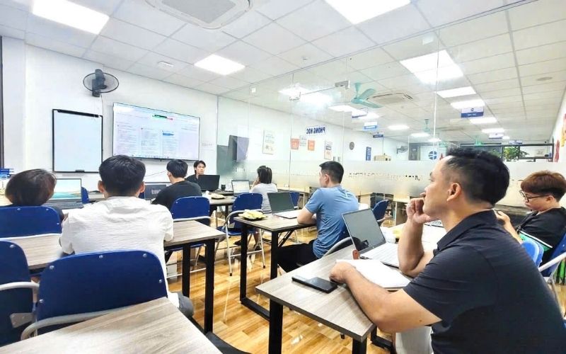 Học trực tiếp tại công ty Agency, lớp học giới hạn từ 10-20 học viên